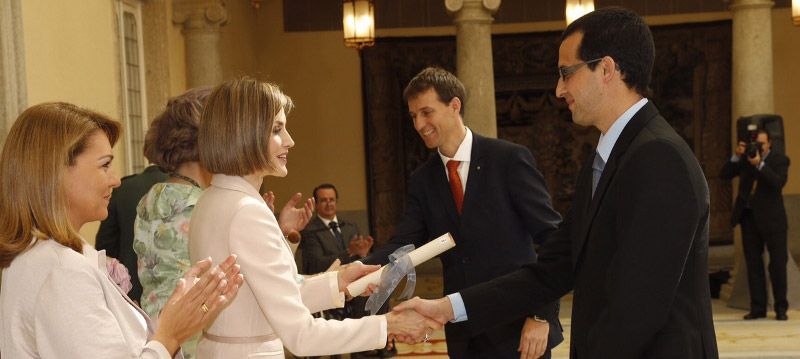 Borja de BJ saludando a la actual reina Leticia durante la gala de los Premios Reina Sofia 2014 de Tecnologías de la Accesibilidad